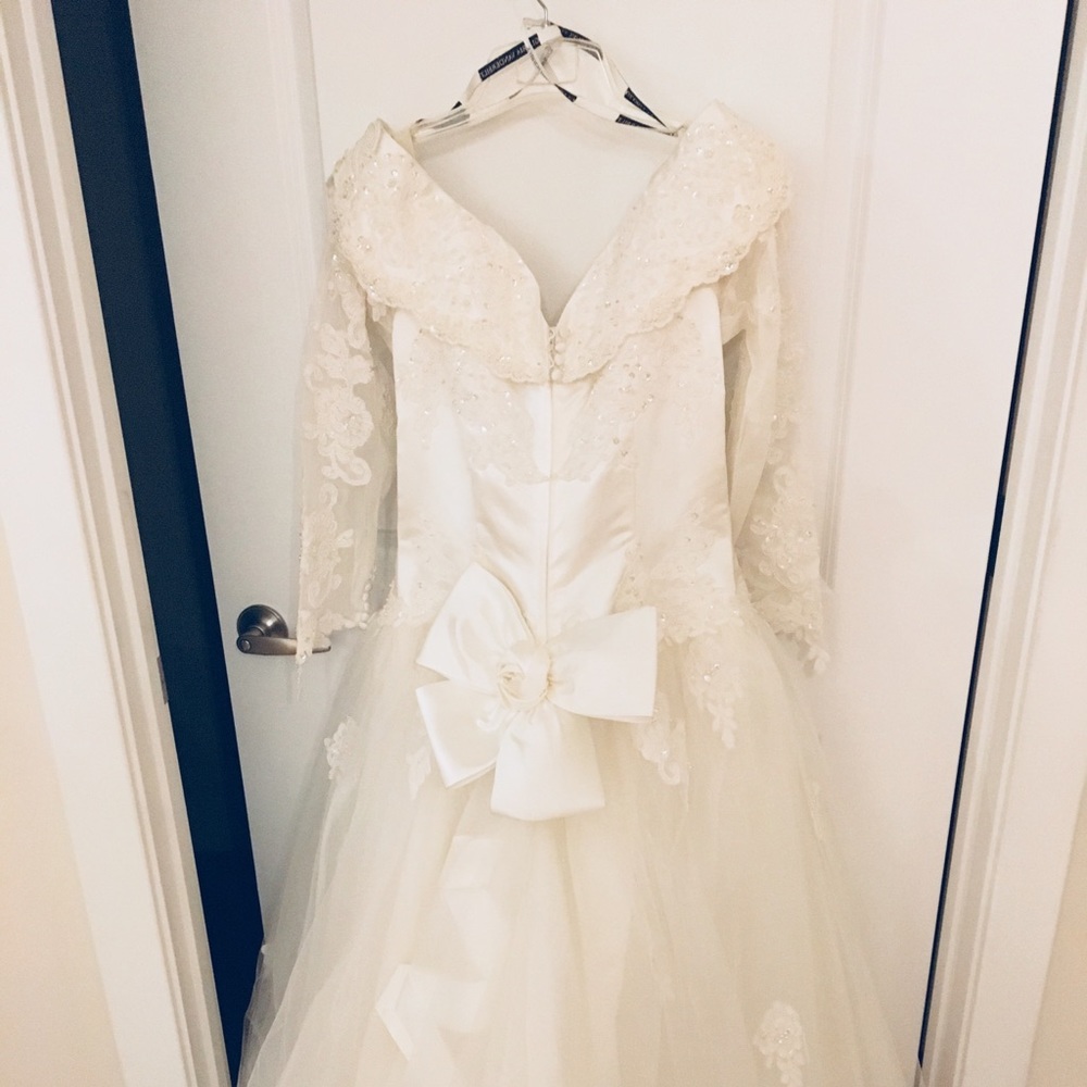 Gloria Vanderbilt wedding dress w/ train & veil